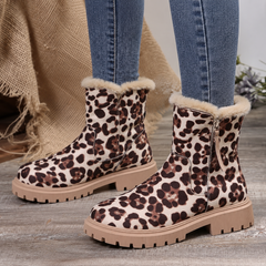 Bottines femme léopard de trois quarts, semelle crantée beige bien marquée