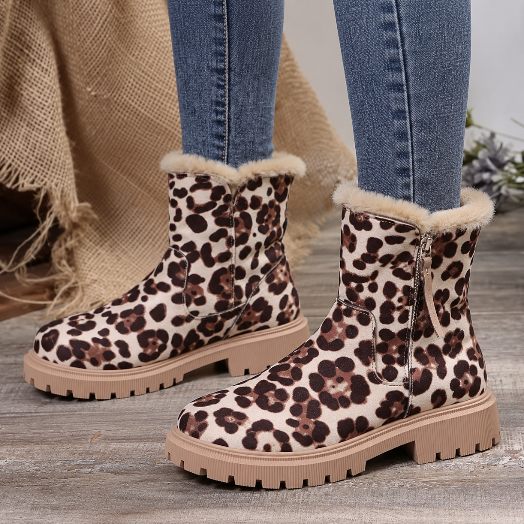 Bottines femme léopard de trois quarts, semelle crantée beige bien marquée
