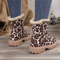 Vue arrière des bottines léopard, col effet fourrure et zip sur le côté