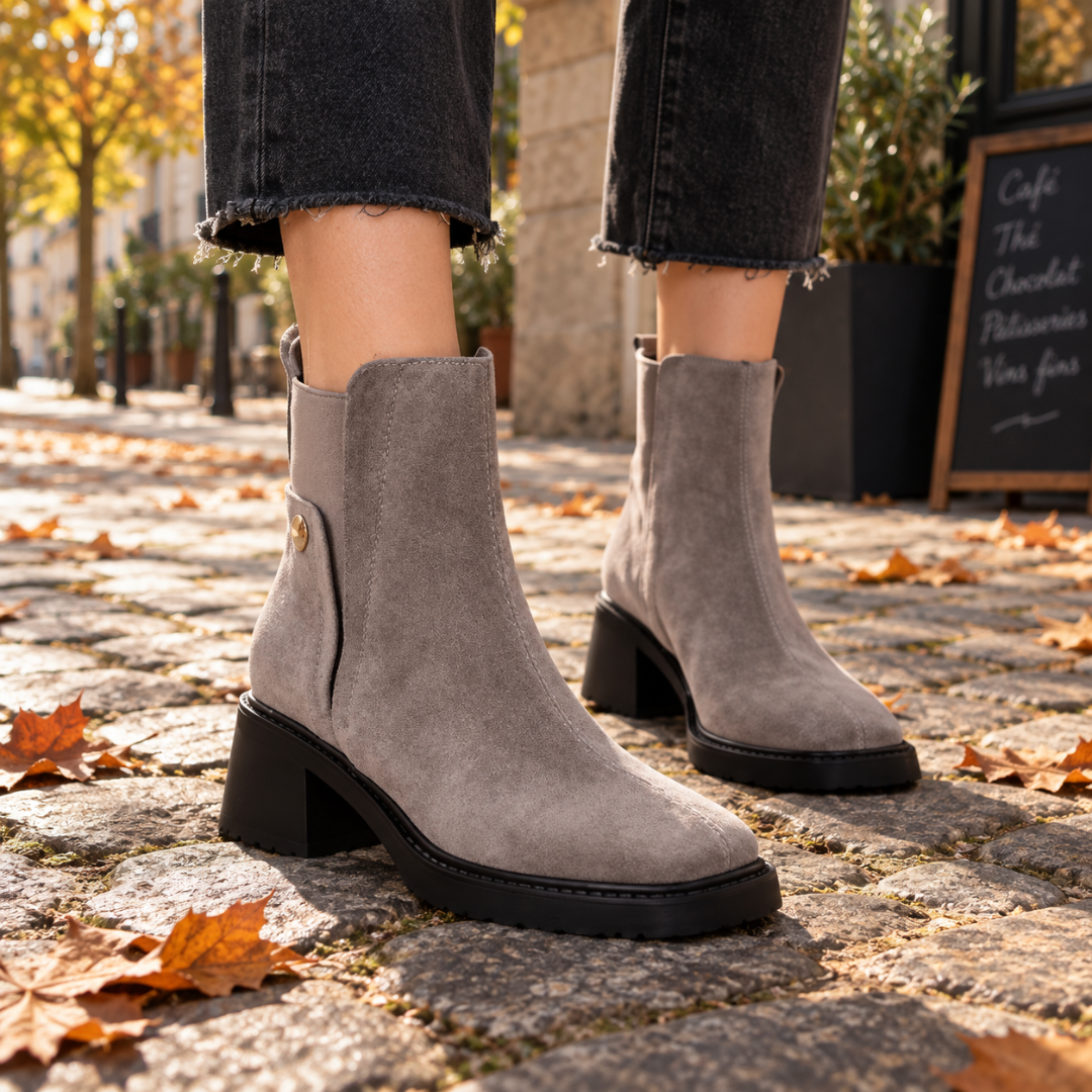 Bottines femme grises effet daim, talon bloc et semelle crantée, vue de trois quarts
