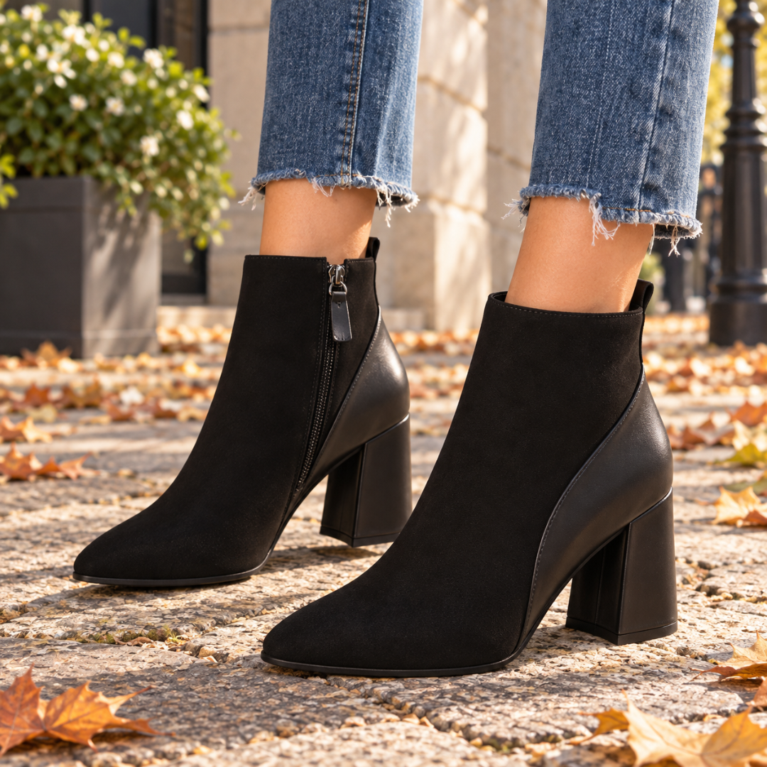 Bottines noires portées avec un pantalon bleu clair, bout pointu et empiècements lisses