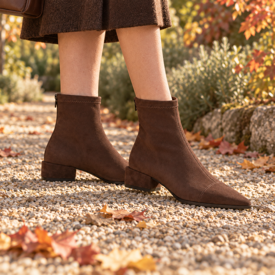 Bottines femme marron vues de côté, talon bloc bas et fine semelle sombre