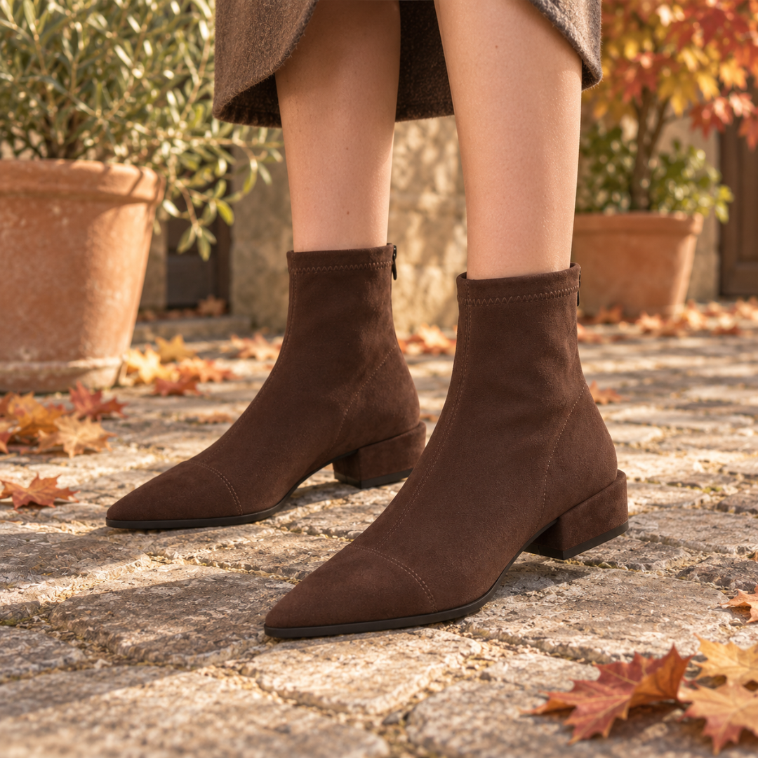 Bottines marron à bout pointu surpiqué, portées avec une jupe en extérieur