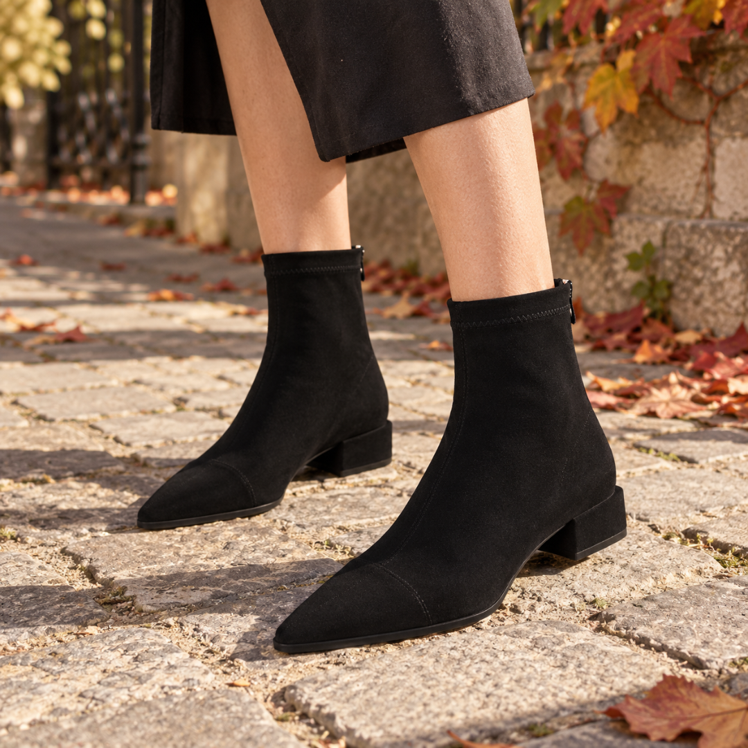Bottines noires à bout pointu et talon bloc bas portées en ville
