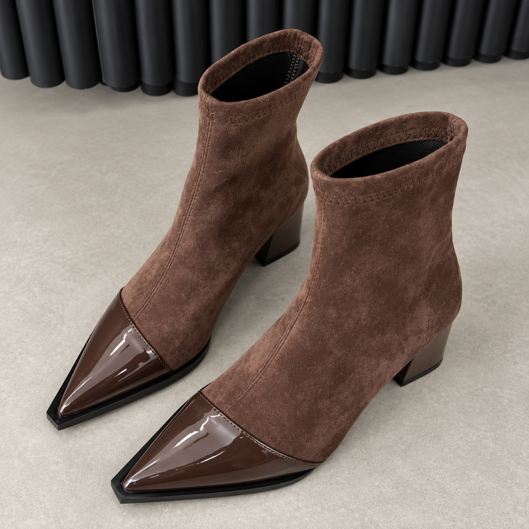 Paire de bottines marron en trois quarts, empiècement avant pointu et col surpiqué