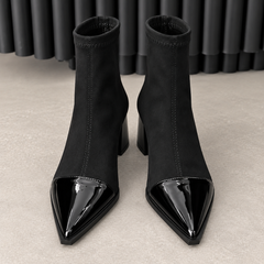 Bottines femme noires de face, bout pointu brillant et tige près de la cheville
