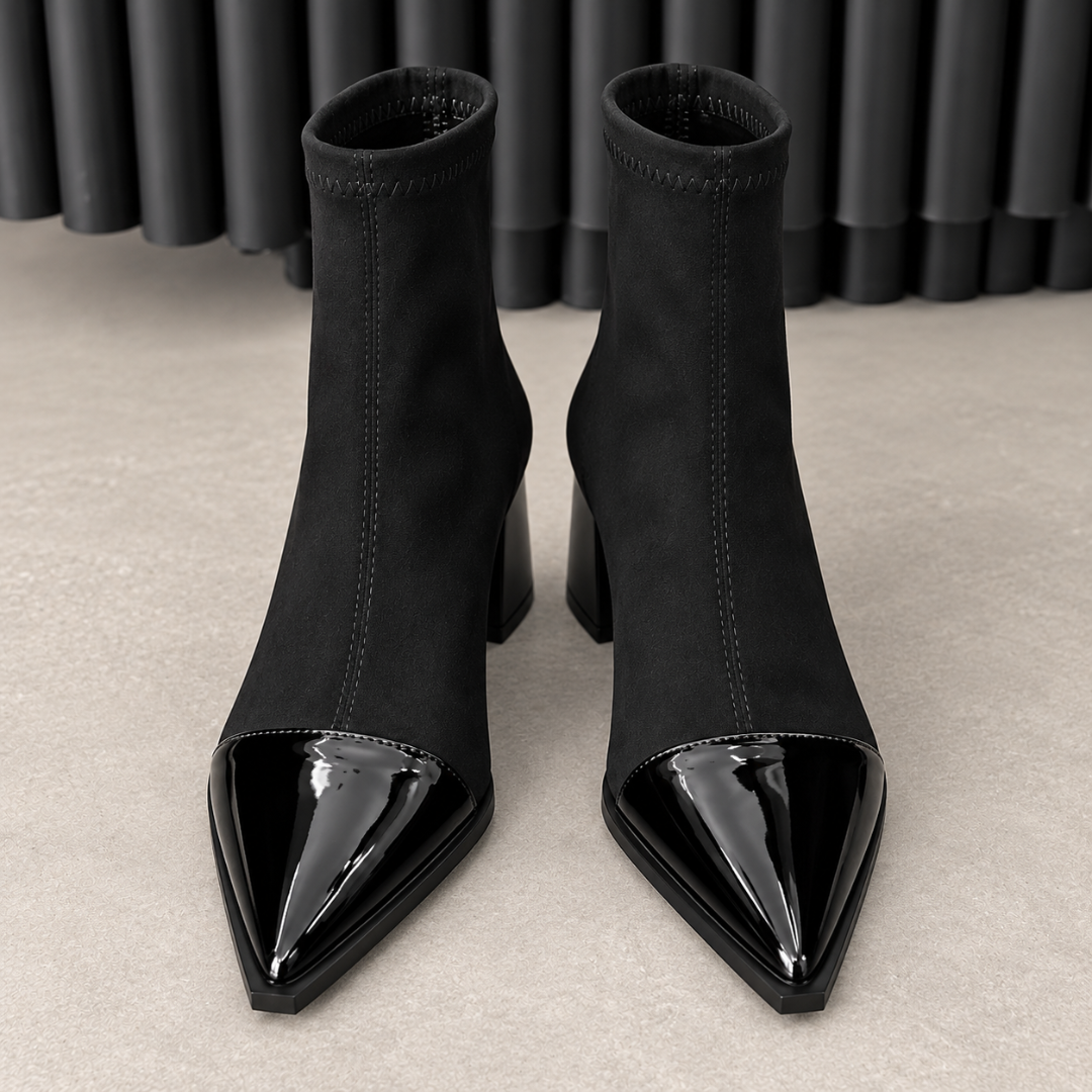 Bottines femme noires de face, bout pointu brillant et tige près de la cheville