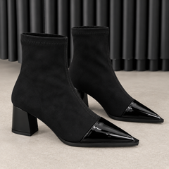 Bottines noires en trois quarts, talon bloc et empiècement avant contrasté