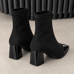 Bottines noires vues de dos, talon bloc brillant et bord supérieur surpiqué
