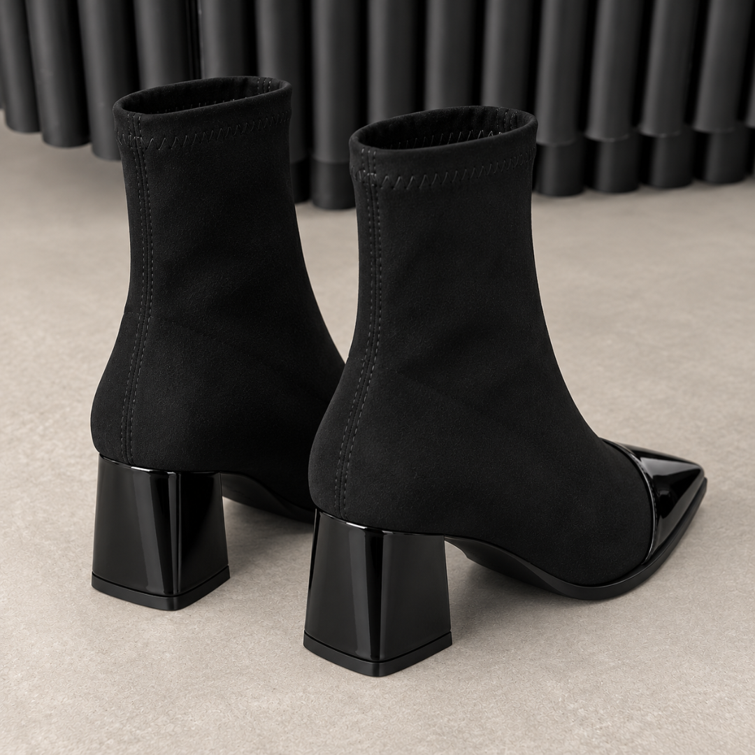 Bottines noires vues de dos, talon bloc brillant et bord supérieur surpiqué