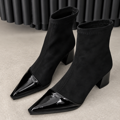 Paire de bottines femme noires, bouts pointus effet verni et talons blocs