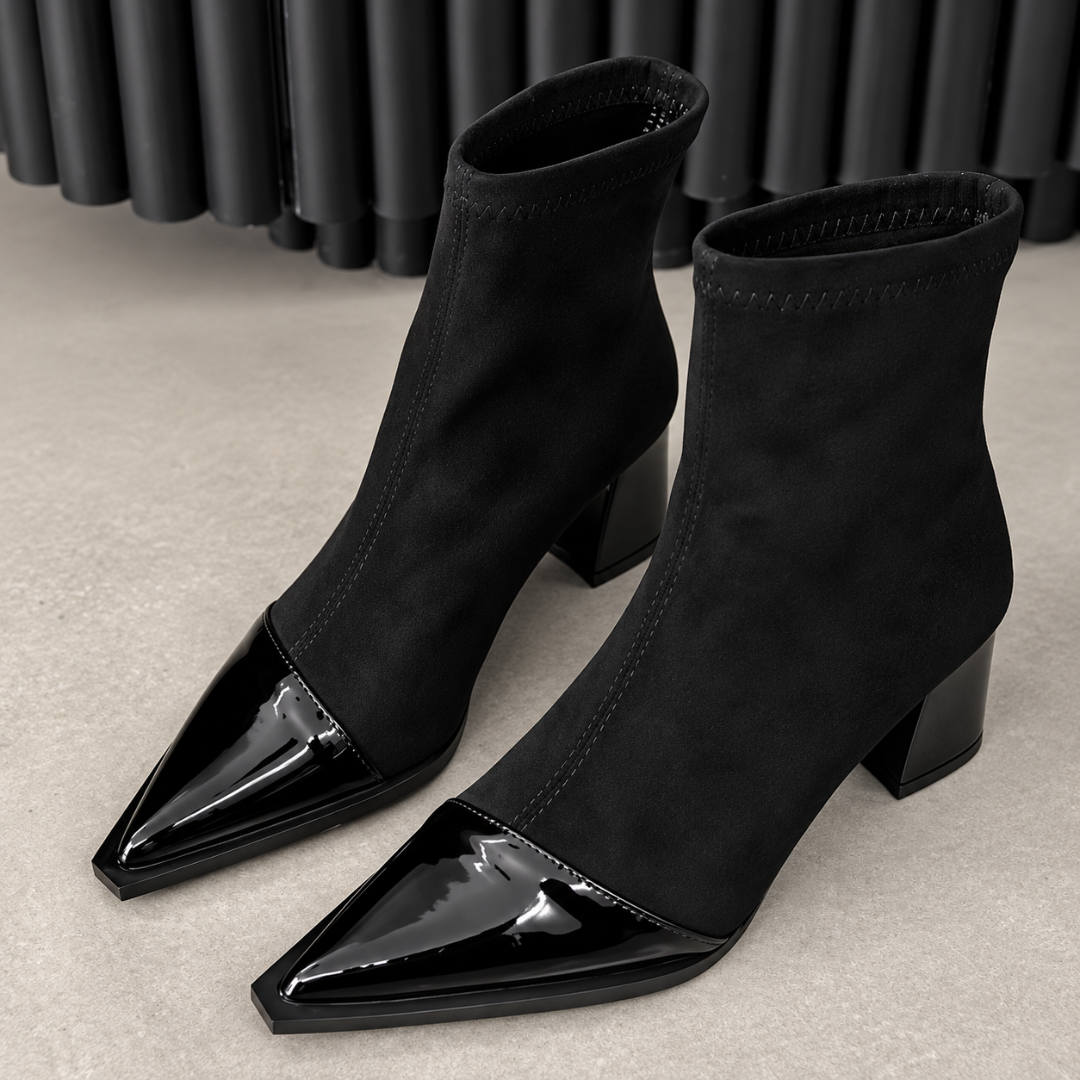 Paire de bottines femme noires, bouts pointus effet verni et talons blocs