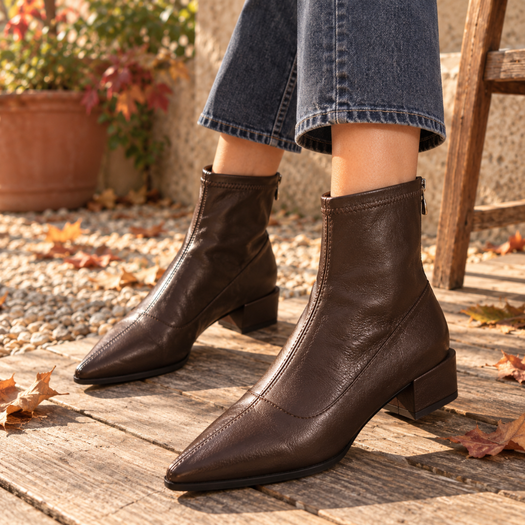 Bottines marron à bout pointu et talon carré portées avec un pantalon bleu
