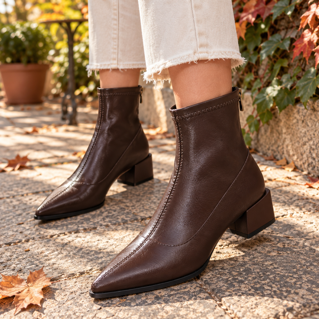 Bottines marron à découpes piquées sur le dessus et semelle fine