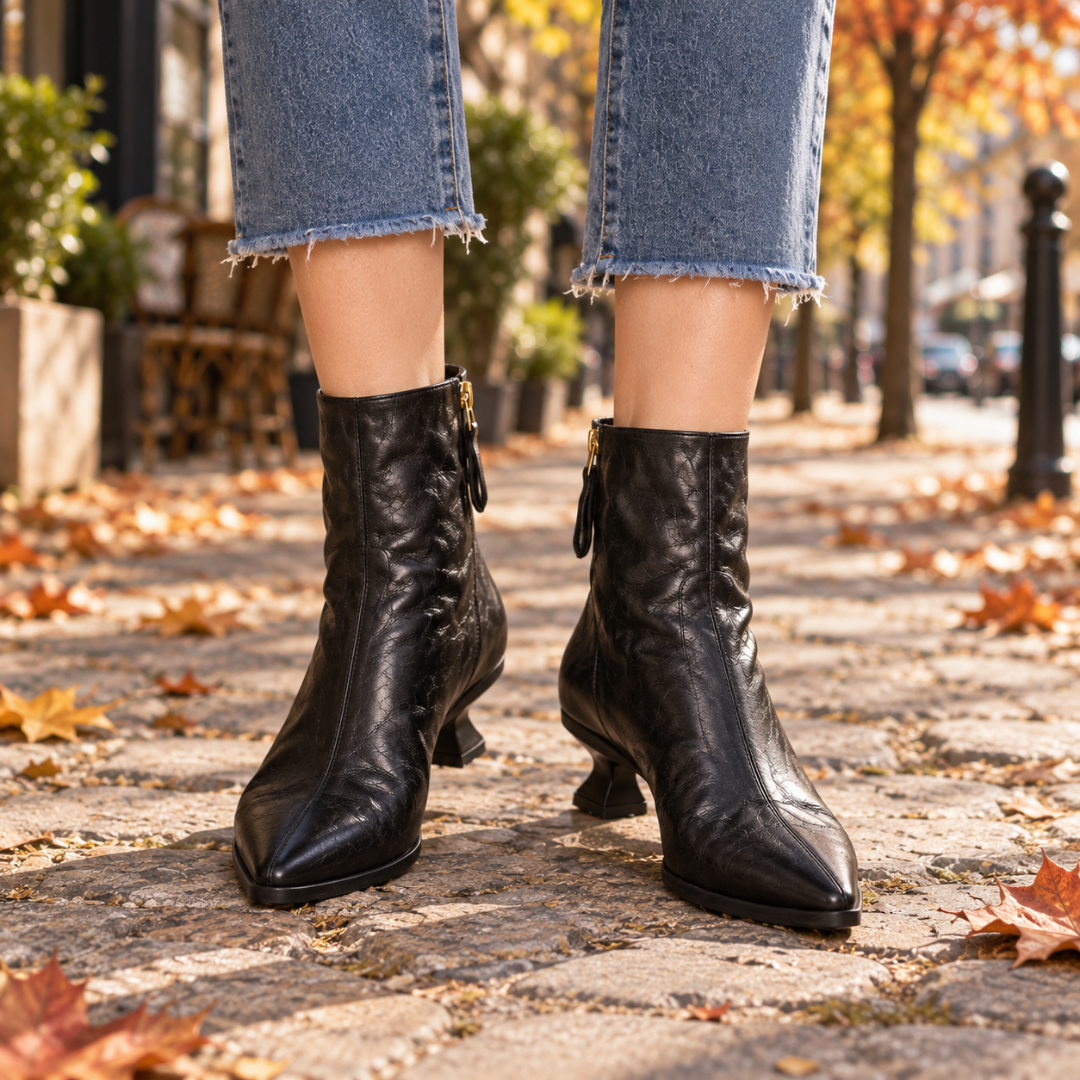 Bottines femme noires portées avec un pantalon droit, bout pointu et zip doré