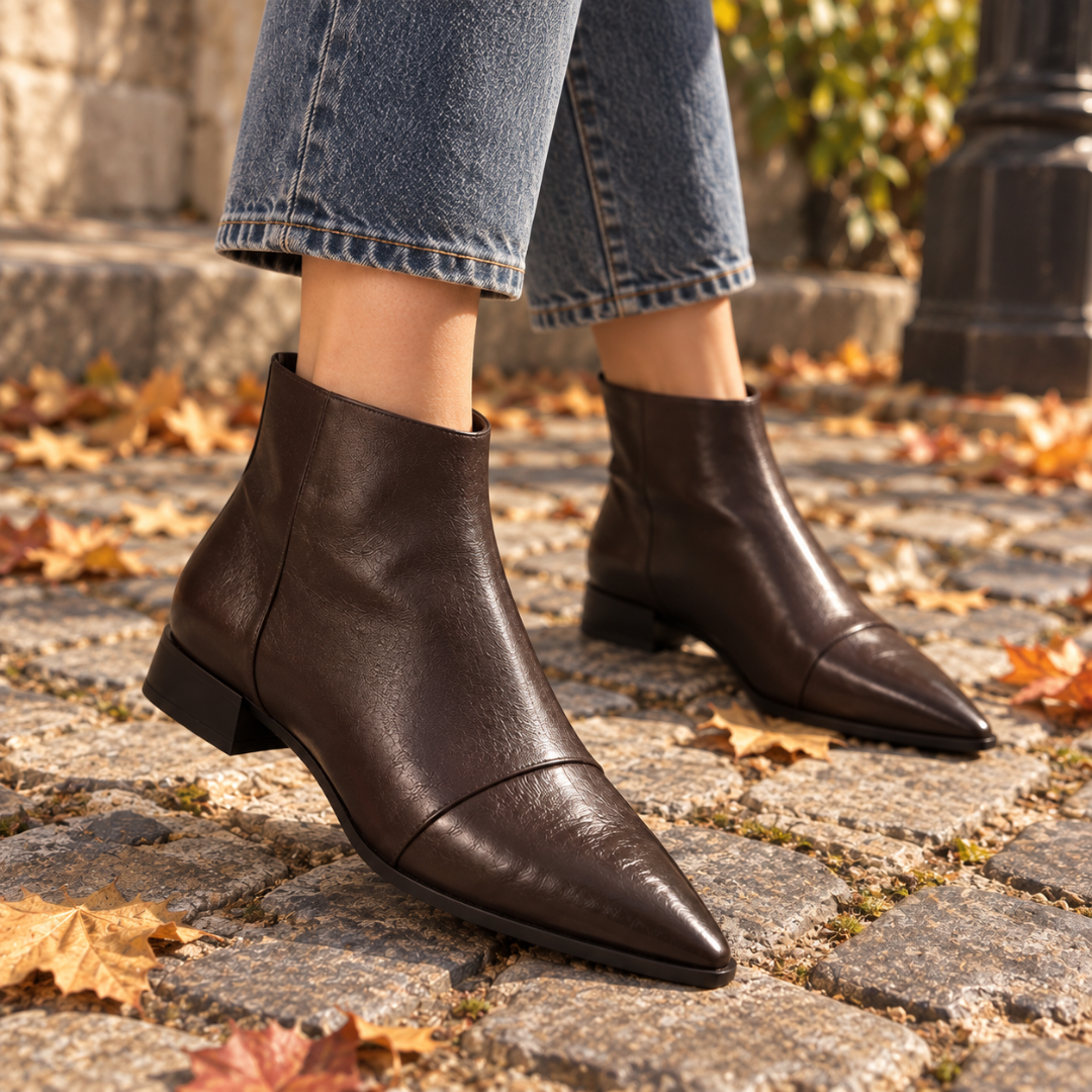 Bottines femme marron à bout pointu et talon bloc bas sur pavés