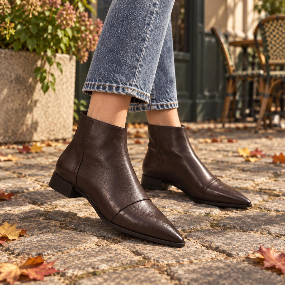 Bottines marron femme portées avec un pantalon droit, surpiqûre sur le bout pointu