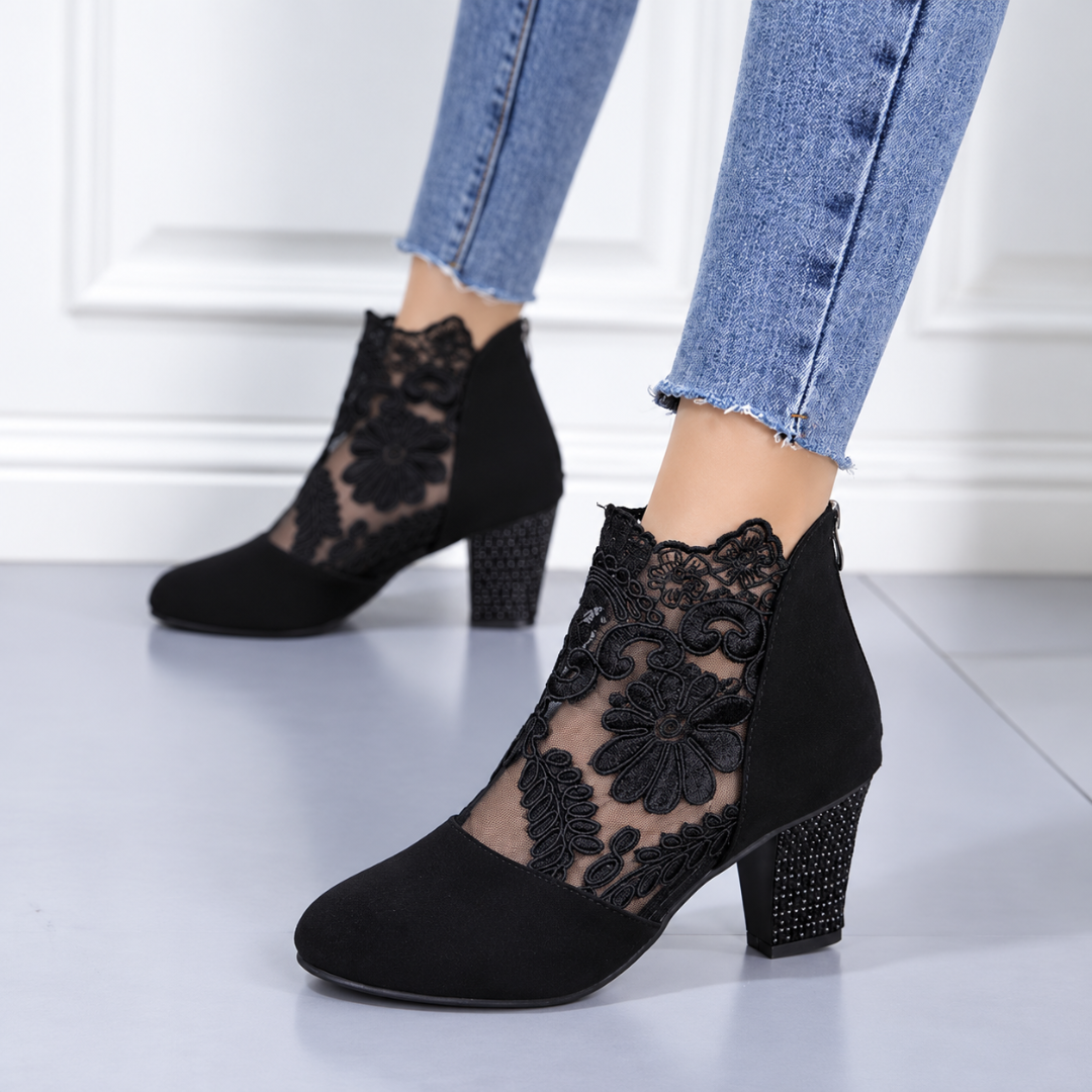 Bottines noires à fleurs brodées ton sur ton, bout rond et talon strassé