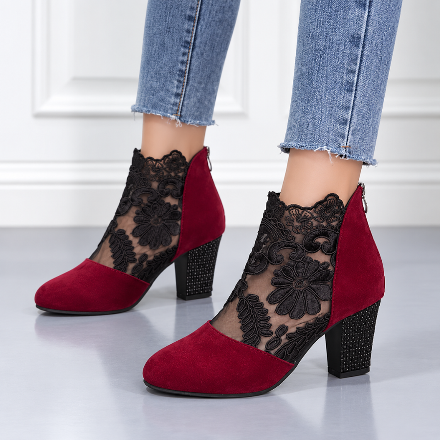 Bottines femme rouges à empiècement floral ajouré et talon carré strassé