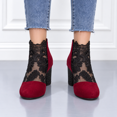 Vue de face des bottines rouges à fleurs brodées noires et bout rond