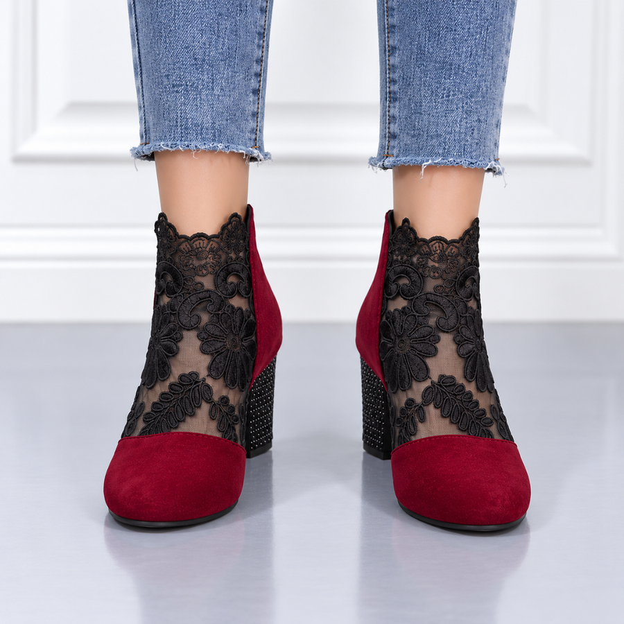 Vue de face des bottines rouges à fleurs brodées noires et bout rond