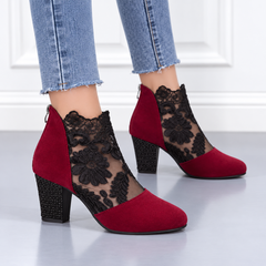 Bottines rouges à talon carré strassé et motif floral ajouré sur le côté