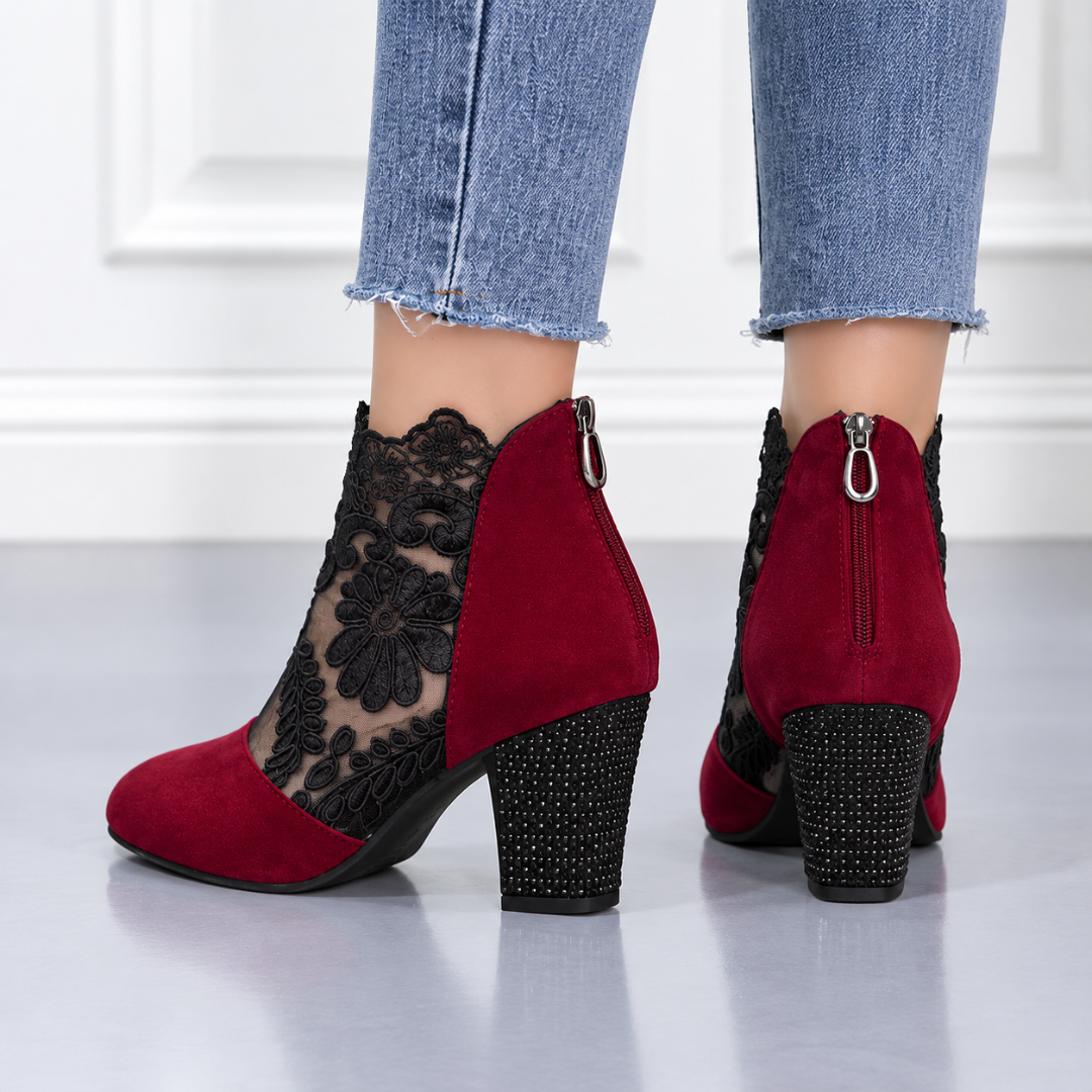 Arrière des bottines rouges montrant la fermeture éclair et le talon recouvert de strass