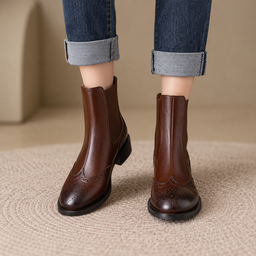 Vue de face des bottines marron montrant le bout rond et les perforations brogue