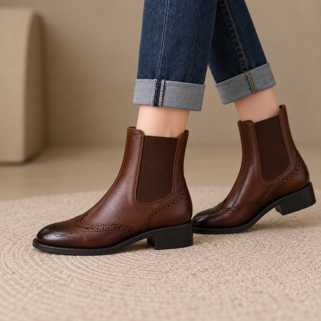 Bottines Chelsea marron de profil avec empiècement élastique latéral et semelle noire