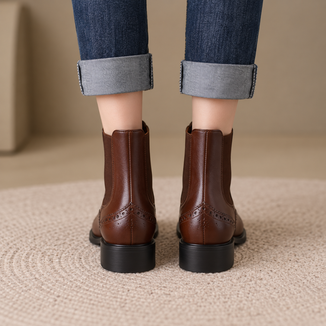 Arrière des bottines marron avec couture centrale, perforations brogue et talon bloc bas