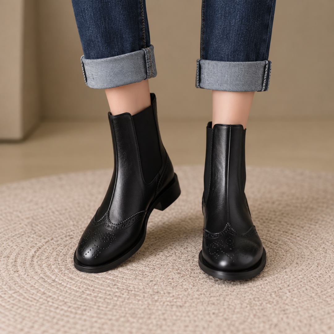 Vue de face des bottines noires avec bout rond et empiècements élastiques sur les côtés