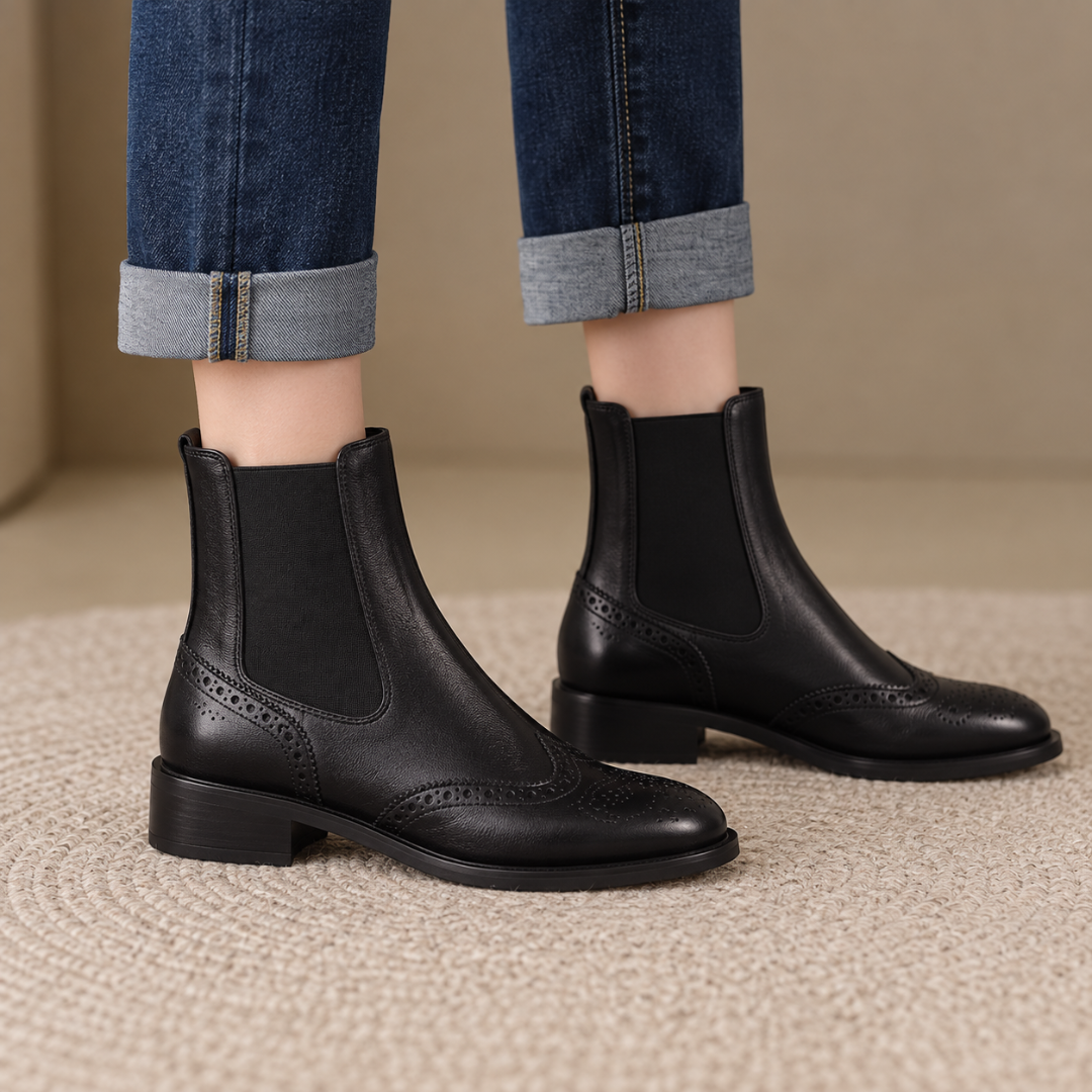Bottines noires de trois quarts montrant le talon bloc et les perforations brogue