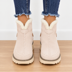 Bottines beige vue de face avec col effet fourrure et surpiqûres centrales