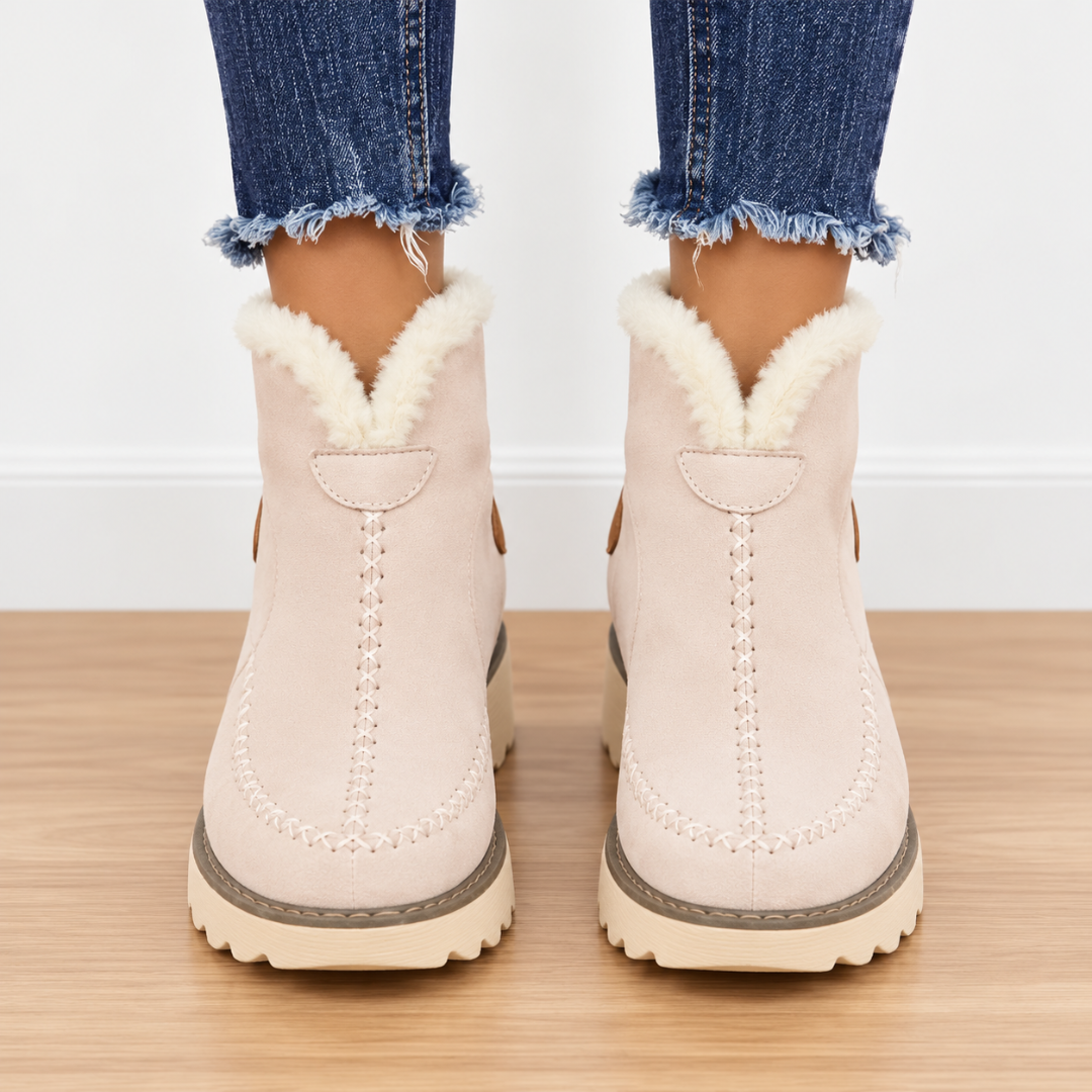 Bottines beige vue de face avec col effet fourrure et surpiqûres centrales