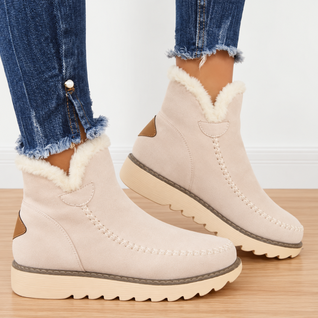 Bottines beige de trois quarts montrant la languette latérale et le col effet fourrure