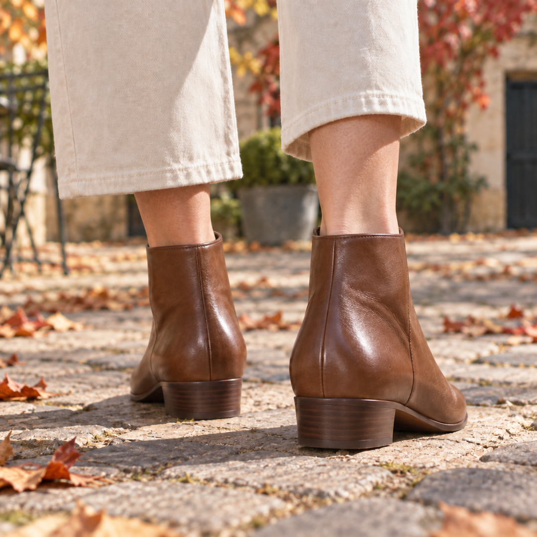 Vue arrière des bottines marron montrant le talon bloc et la couture centrale