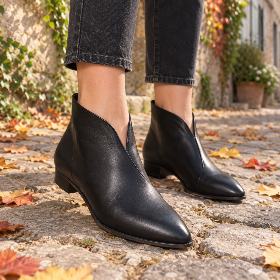 Bottines femme noires à décolleté en V portées avec un pantalon gris