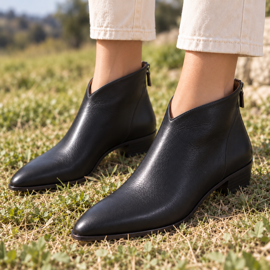 Bottines femme noires à bout pointu et petit talon, portées en extérieur