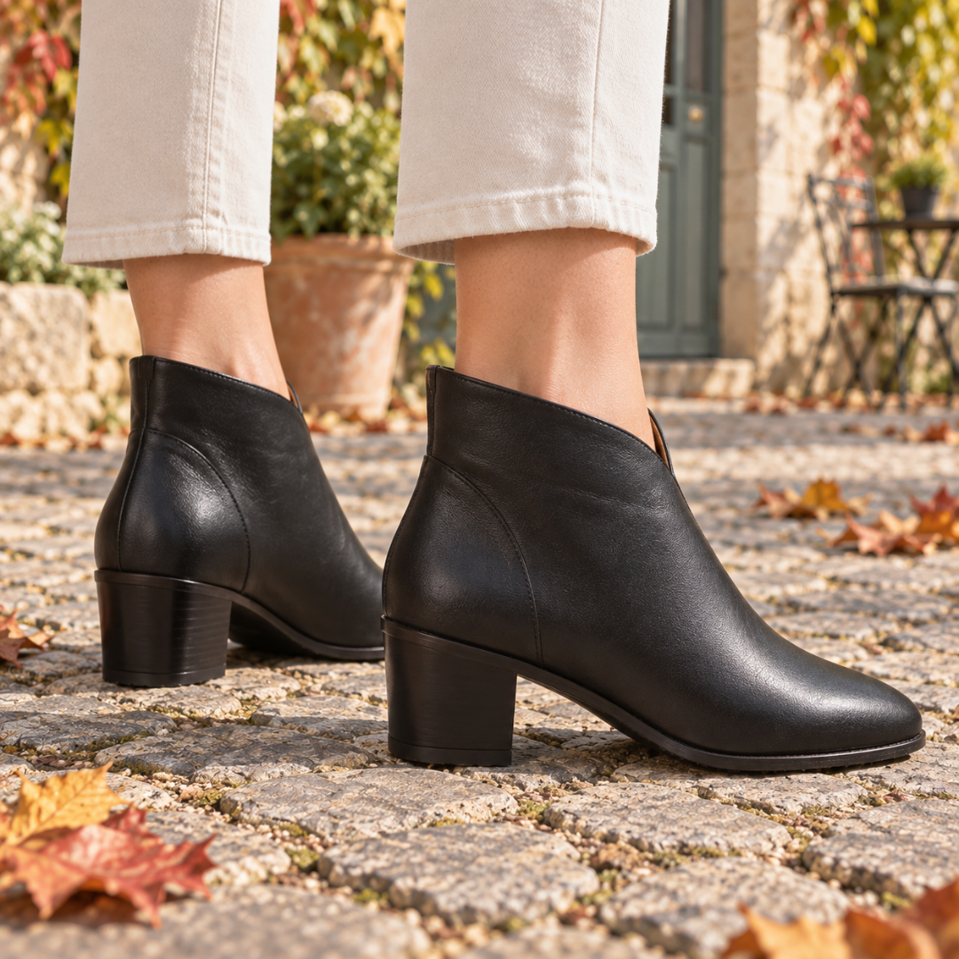 Bottines noires vues de dos, talon bloc bas et tige courte à la cheville