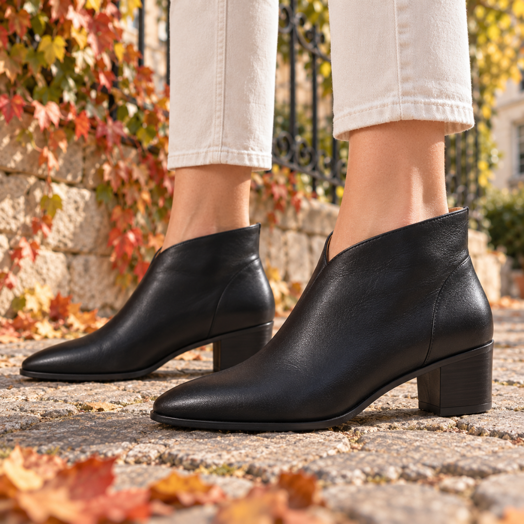 Bottines noires portées avec un pantalon écru, ligne effilée et talon bloc