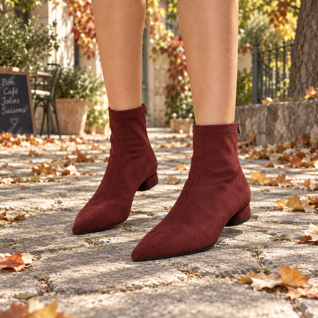 Bottines femme bordeaux à bout pointu et petit talon carré sur pavés