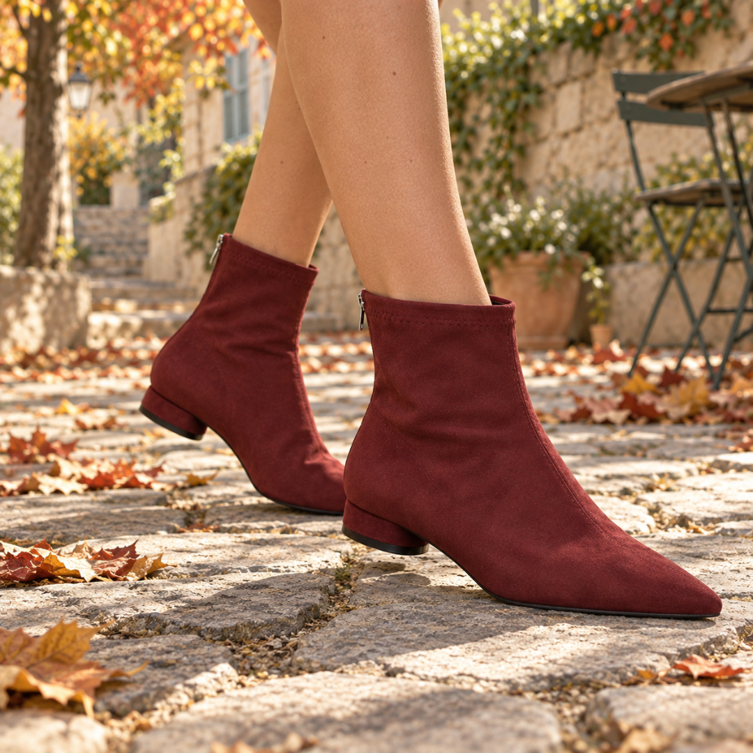 Bottines bordeaux portées de profil, tige ajustée à la cheville et zip à l'arrière