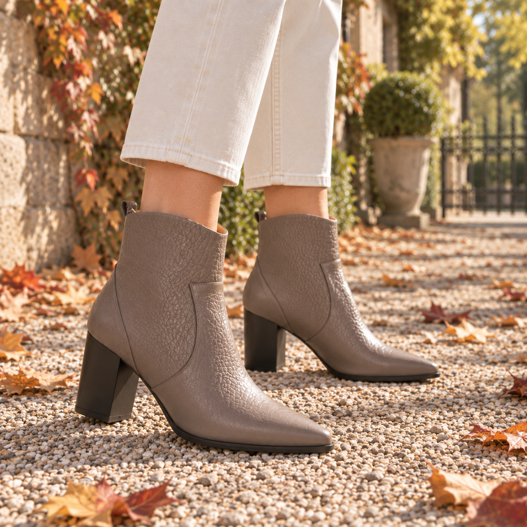 Bottines kaki de profil, découpes latérales et bout pointu bien visibles