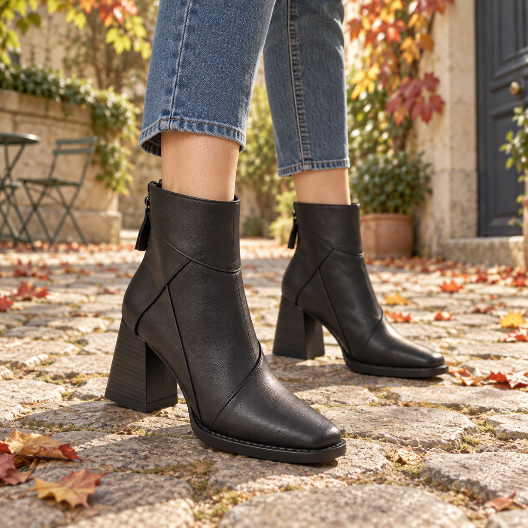 Bottines noires portées avec un pantalon bleu clair, talon bloc strié et semelle surpiquée