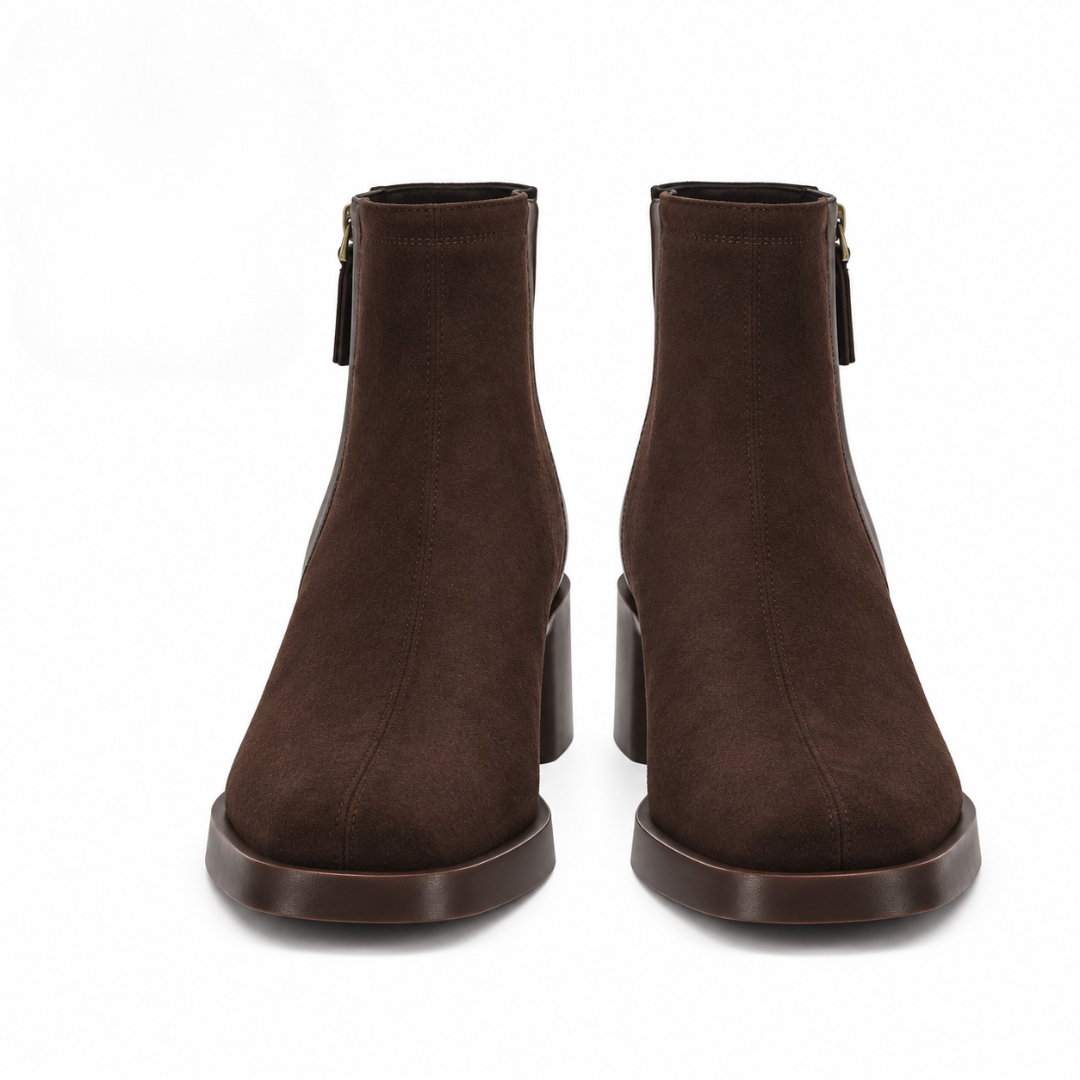 Bottines femme marron vues de face, bout légèrement carré et semelle fine