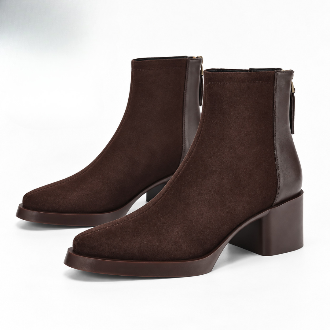 Bottines marron en biais montrant le talon bloc et la semelle à plateau