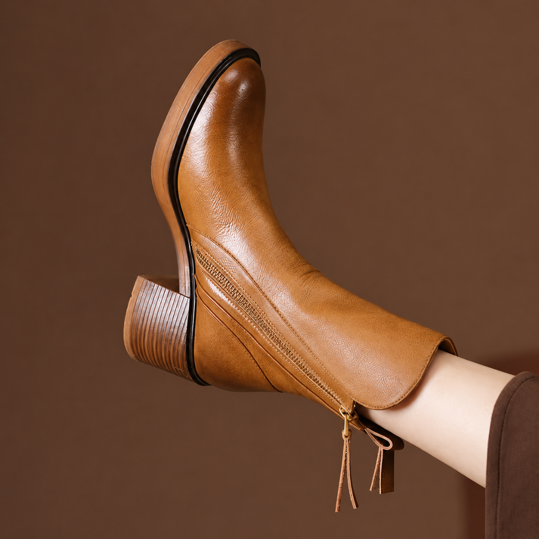 Bottine femme marron portée, zip doré en diagonale et tirant à franges