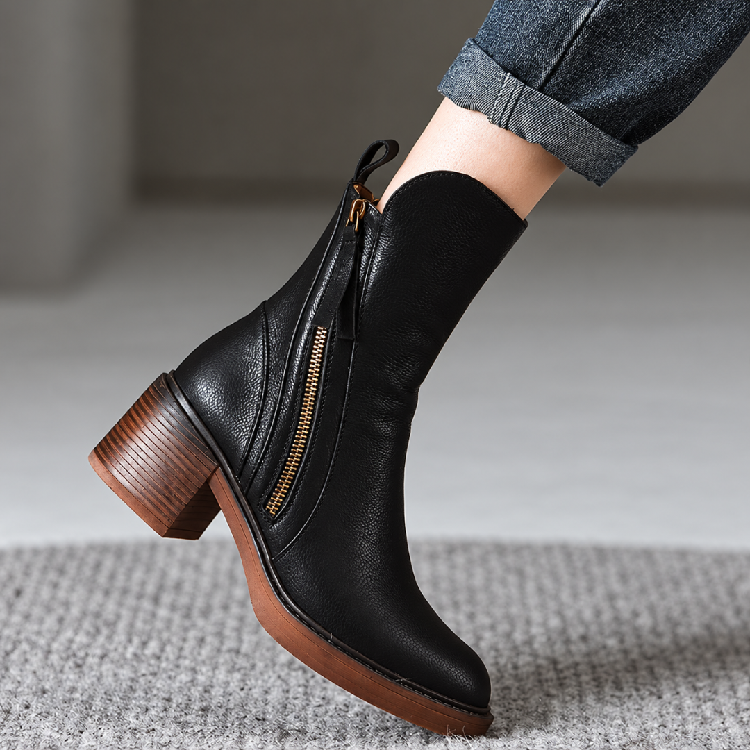 Bottine noire portée avec un pantalon retroussé, zip doré et talon bloc