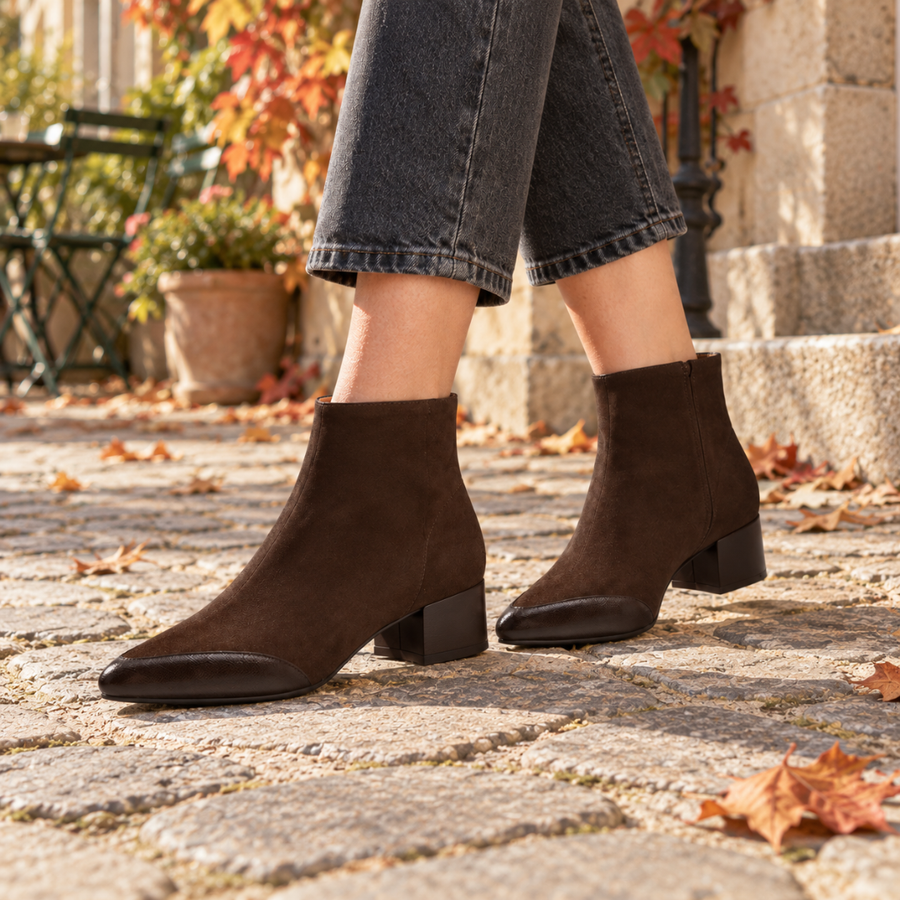 Bottines marron effet daim à bout effilé associées à un pantalon gris court