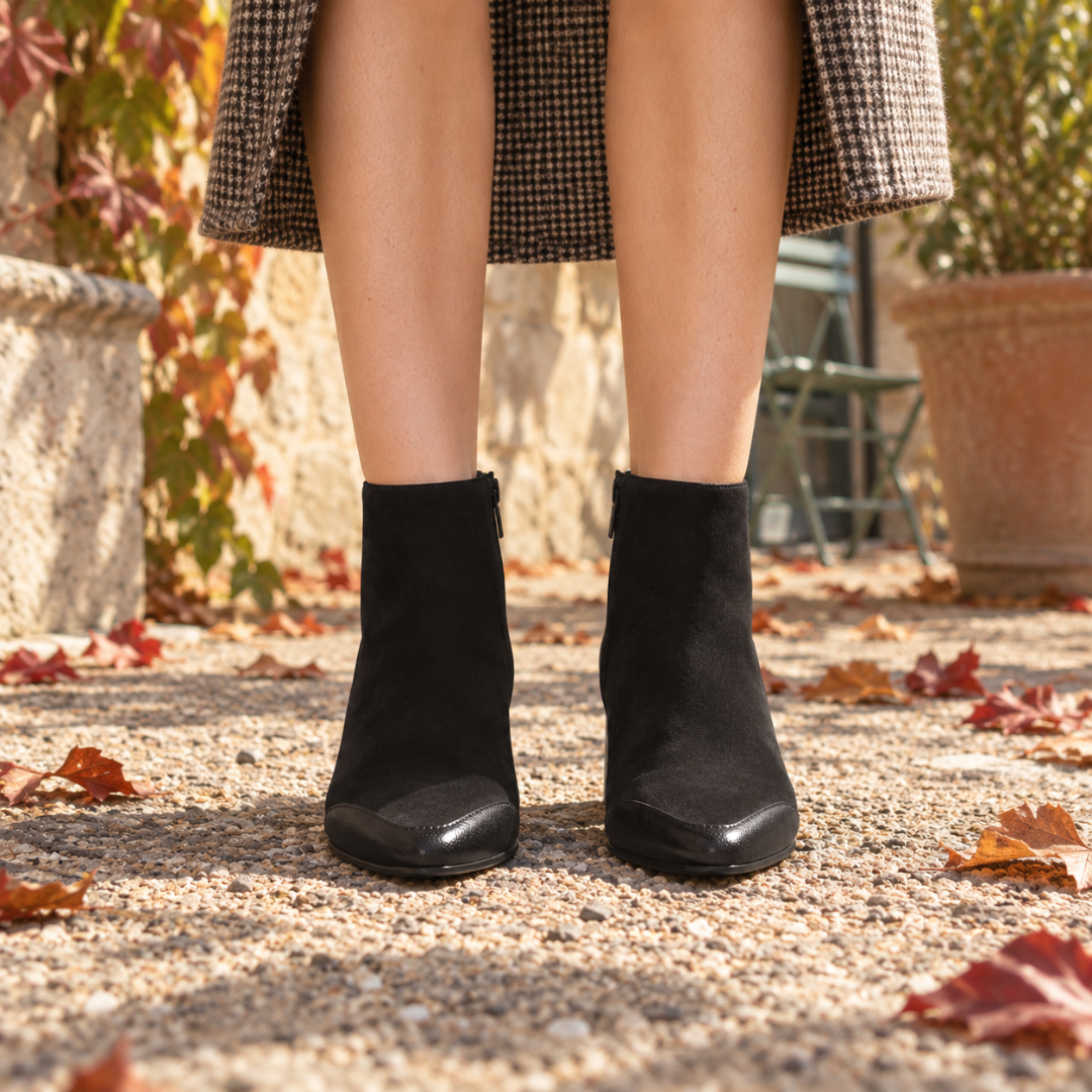 Bottines noires vues de face, fermeture éclair latérale visible sur la cheville